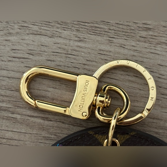 PRICE FIRM Louis Vuitton 2020 Vivienne Bag Charm & Key Holder - Picture 2 of 16